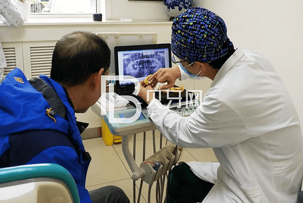 口福故事丨松牙重新固定，不受拔牙苦，6旬老人重享“舌尖上的幸福”