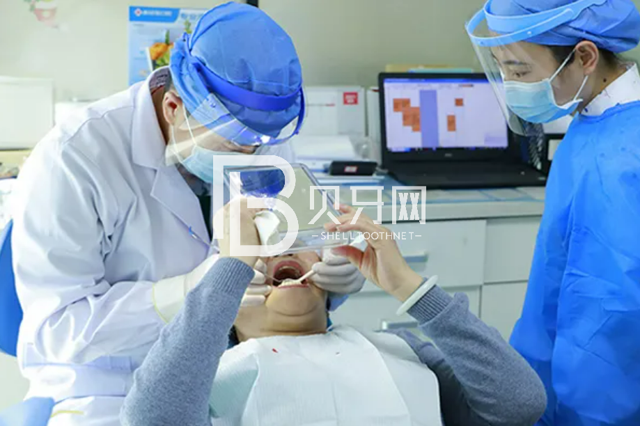 口福故事丨7旬“松牙困難戶”重新固定4顆松動(dòng)牙，想吃就吃
